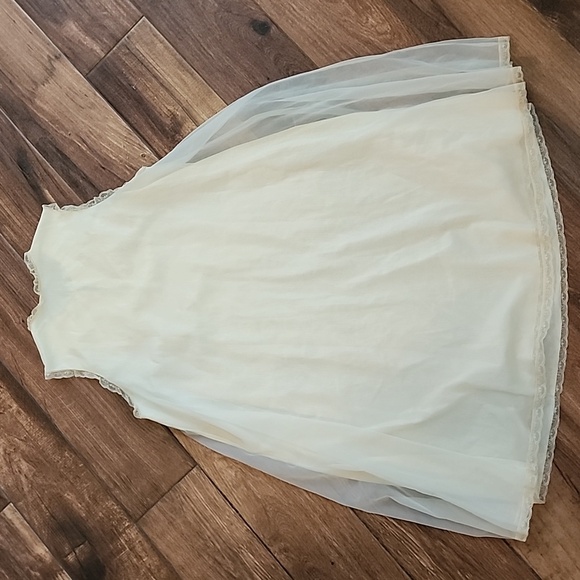 Vanity Fair - Picture 7 of 9